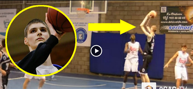 Γίγαντας με ύψος 2.28 cm 15χρονος μπασκετμπολίστας εντυπωσιάζει στο γήπεδο! (Βίντεο)