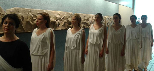 Συγκλονιστικό! Ελληνίδες ντυμένες Καρυάτιδες ψάχναν στο Βρετανικό μουσείο τη χαμένη αδερφή τους!