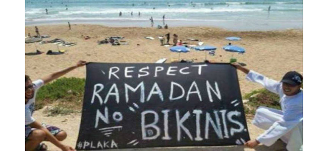 Μουσουλμάνοι στην Νάξο ΑΠΑΙΤΟΥΝ Ελληνίδες να μην φορούν μπικίνι για το Ραμαζάνι!