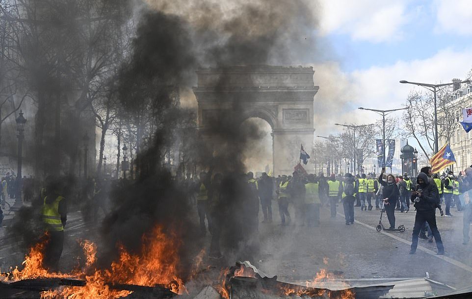 Τα "κίτρινα γιλέκα" ξαναχτυπούν και καίνε όλο το Παρίσι! Συγκρούσεις, φωτιές και τραυματίες! (Βίντεο)