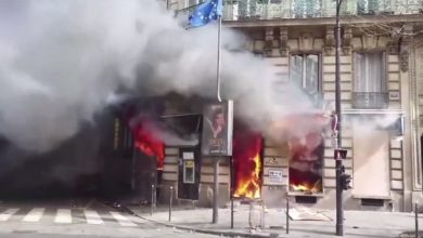Μητέρα με το μωρό της παγιδευμένη σε φλεγόμενο κτίριο πάνω από τράπεζα στο Παρίσι (Βίντεο)