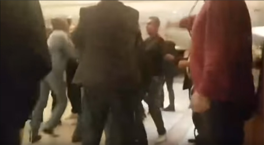 Ξύλο και βρισιές στο συνέδριο της ΓΣΕΕ με μέλη του ΠΑΜΕ - 4 τραυματίες (βίντεο)