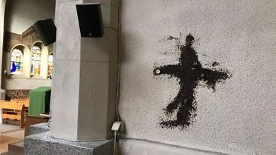 12 εκκλησίες βανδαλίστηκαν στην Γαλλία μέσα σε 1 εβδομάδα! Σε ένα τοίχο μάλιστα σχημάτισαν ένα σταυρό με κόπρανα!