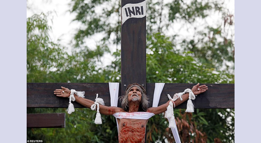 Καθολικοί πιστοί σταυρώνονται κανονικά ενώ εκατοντάδες αυτομαστιγώνονται στις Φιλιππίνες την Μεγάλη Παρασκευή (Βίντεο)