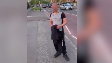 Άνδρας δέρνει επιδειξία που παρενόχλησε μαθήτριες στην μέση πολυάσχολου δρόμου (Βίντεο)